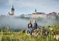 Fahrradfahrer bei einer kleinen Essenspause kurz vor der Stadt Bad Wimpfen mit dem Blauen Turm im Hintergrund, Bad Wimpfen | © Stefan Leitner
