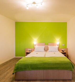 Urlaub auf dem Winzerhof in modernen Gästezimmern | Hofcafé Weingut Kurz | Heilbronn | HeilbronnerLand | © Hofcafé Kurz