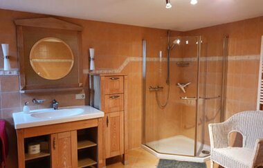 Im Bad gibt es eine bodengleiche Dusche und ein großes Waschbecken | © Touristikgemeinschaft Hohenlohe e. V.  | Klaus Schirmer