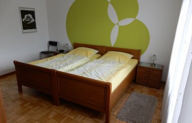 Schlafzimmer mit Doppelbett in der Ferienwohnung Abensonne in Neckargemünd | © Ferienwohnung Abendsonne