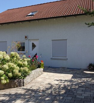 Außenansicht weißes Gebäude und rotes Dach | © Neckar-Zaber-Tourismus e.V.