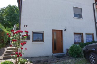Außenansicht der Ferienwohnung: weißes Gebäude mit Fenstern und Holztüre | © Neckar-Zaber-Tourismus e.V.