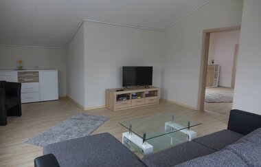Wohnzimmer mit Couch, Tisch, Fernseher und Schrank | © Neckar-Zaber-Tourismus e.V.