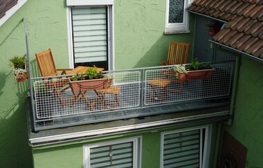 Balkon mit kleinem Tisch und zwei Stühlen | © Neckar-Zaber-Tourismus e.V.