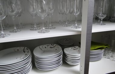 Große und kleine Teller, Wein- und Biergläser und anderes Geschirr | © Neckar-Zaber-Tourismus e.V.