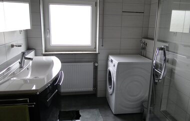 Badezimmer mit Waschbecken und Waschmaschine | © Neckar-Zaber-Tourismus e.V.