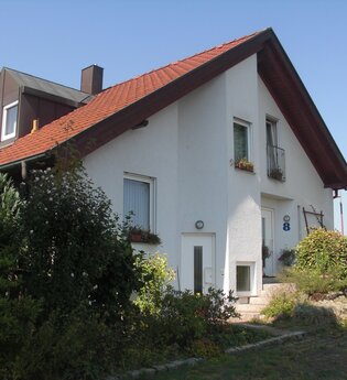Außenansicht der Feroienwohnugn Hipp in Brackenheim | Haus mit Parkplatz | © Neckar-Zaber-Tourismus e. V.