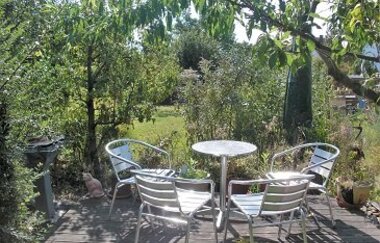 Blick auf die Terrasse der Ferienwohnung Hipp mit kleinem Tisch und vier Stühlen in der Sonne | © Neckar-Zaber-Tourismus e. V.