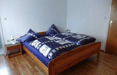 Schlafzimmer mit Doppelbett und jeweils einem Nachttischschränkchen | © Neckar-Zaber-Tourismus e.V.