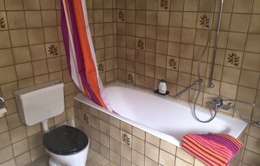 Badezimmer mit Badewanne und Toilette | © Neckar-Zaber-Tourismus e.V.
