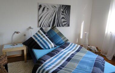 Schlafzimmer mit einzelbett und Nachttisch mit Lampe | © Neckar-Zaber-Tourismus e.V.