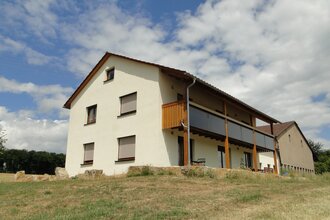 Außenansicht: weißbeiges Gebäude mit Balkonen | © Neckar-Zaber-Tourismus e.V.