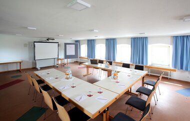 Tagungsraum bestehend aus einer U- förmigen langen Tisch mit zwölf Stühlen und einem Präsentationsbereich | © Neckar-Zaber-Tourismus e.V.