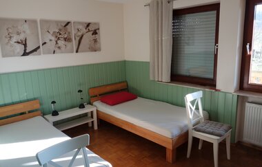 Im Schlafzimmer stehen zwei Einzelbetten aus Holz. | © Touristikgemeinschaft Hohenlohe e. V.| Weingut Keil