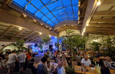 Die Festscheune hat ein Glasdach und bietet Platz für bis zu 100 Personen | © Touristikgemeinschaft Hohenlohe e. V.  | Weingut Keil