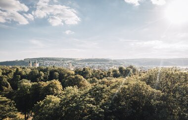 Oberhalb der Baumkronen hat man einen Blick auf Bad Mergentheim (Luftaufnahme) | © Kurverwaltung Bad Mergentheim