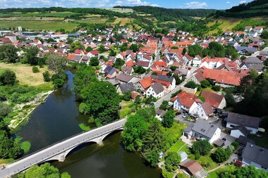 Luftaufnahme von Dörzbach mit Jagst und Brücke | © Touristikgemeinschaft Hohenlohe e.V. | Andi Schmid