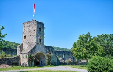 Die Schlossruine liegt über der Kocherstadt Forchtenberg | © Touristikgemeinschaft Hohenlohe e. V. | Florian Trykowski