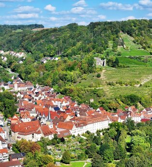 Weinberge umrahmen Ingelfingen im Kochertal | © Touristikgemeinschaft Hohenlohe e. V.