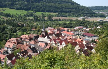 Weinbauort Ingelfingen im Kochertal mit Schloss und Fachwerk | © Touristikgemeinschaft Hohenlohe e. V. | Marion Schlund