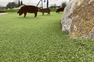 An einer Station stehen stilisierte Schweine und ein großer Stein | © Touristikgemeinschaft Hohenlohe e. V. | Adventuregolf Schwabbach