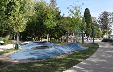 blauer Trampolinberg und asphaltierter Weg innerhalb einer Bewegungsanlage | © Stadtverwaltung Sinsheim