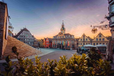 Rathaus am  historischen Marktplatz von Schwäbisch Hall bei Sonnenuntergang | © Michael Kühneisen
