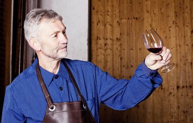 Herr Holzwarth verkostet einen Rotwein | Weingut Holzwarth mit Besenwirtschaft Spundloch | Brackenheim | © Neckar-Zaber-Tourismus e.V.