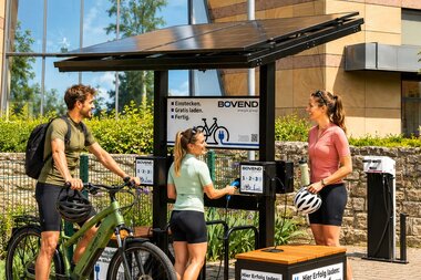 BikeRack01 - Feste Ladestation an der Frizhalle in Schwaigern; das Bild ist KI-generiert | © BOVEND GmbH, Gerd Weeber