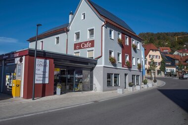 D´Schwarz Lebensmittel und Bäckereiwaren_Laden außen | © Hohenlohe + Schwäbisch Hall Tourismus e. V.