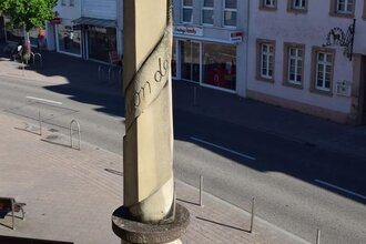 Steinerne Säule mit Inschriften an einer Straße mit Gebäuden | © Stadtverwaltung Sinsheim