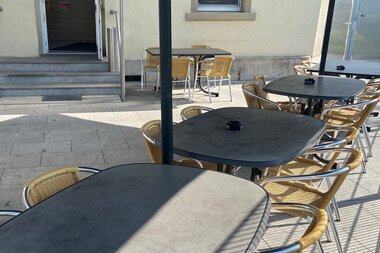 Tische und Stühle
