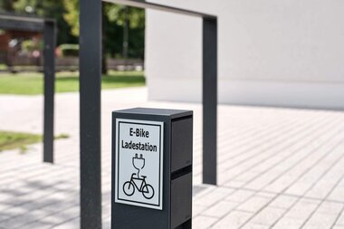 EBike Ladestation Schild vor Fahrradständern | © TMBW