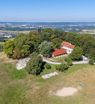 Luftaufnahme des Einkorns bei Schwäbisch Hall mit Gebäuden und Wald. | © Michael Kühneisen