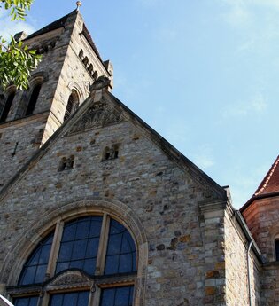 Zu sehen ist der obere Teil der Peterskirche über dem Hauptportal. | © TI Weinheim