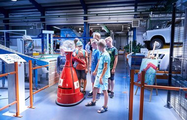 Kinder mit rotem Roboter im Fördertechnikmuseum