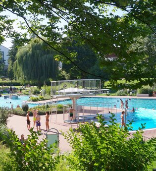 Großes Becken mit Springturm im Freibad Nordheim | Nordheim | HeilbronnerLand | © Gemeinde Nordheim