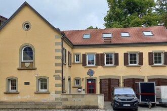 Historisches Gebäude in Gaildorf mit gelber Fassade und roten Dachziegeln. | © Petra Natzkowski