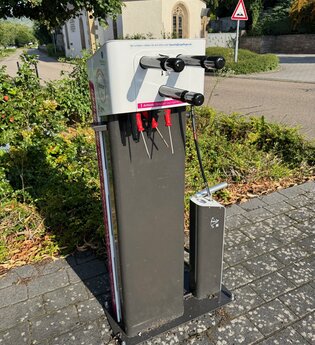 Radreparatursäule mit Werkzeug und Luftpumpe | © Touristikgemeinschaft Hohenlohe e. V. | Marion Schlund