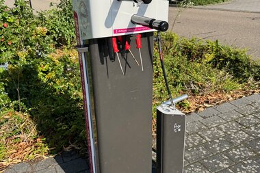 Radreparatursäule mit Werkzeug und Luftpumpe | © Touristikgemeinschaft Hohenlohe e. V. | Marion Schlund
