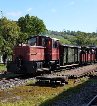Der Museumszug fährt aus dem Bahnhof Dörzbach | © Jagsttalbahnfreunde e.V.