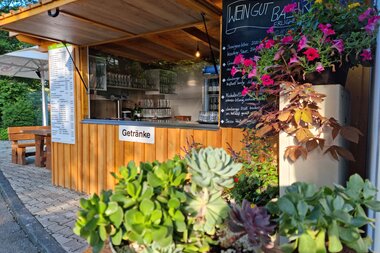 <p>Selbstbedienungstheke im Biergarten Kramer's</p> | © Kramers