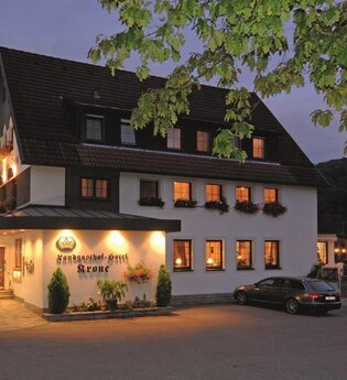 Das Hotel mit Restaurant von außen bei Nacht beleuchtet | © Touristikgemeinschaft Hohenlohe e. V. | Die Krone am Fluss Landhotel