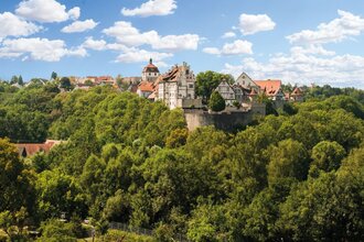 Fachwerkwerkhäuser von Vellberg thronen hoch über dem grünen Bühlertal | © Hohenlohe + Schwäbisch Hall Tourismus e. V.