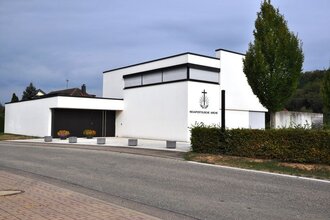 Neuapostolische Kirche mit moderner weißer Fassade | © Gemeinde Eschelbronn