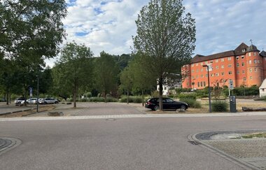 Der Parkplatz liegt nah zum Schloss und Innenstadt. | © Touristikgemeinschaft Hohenlohe e. V. | Marion Schlund