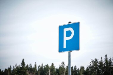 Parkplatzschild vor blauem Himmel und Wald | © TMBW