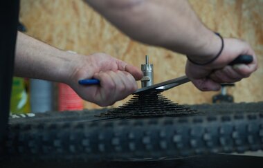 Radwerk Hall GmbH_Fahrradwerkstatt_Schraubarbeiten am Rad eines Fahrrads | © Radwerk Hall GmbH