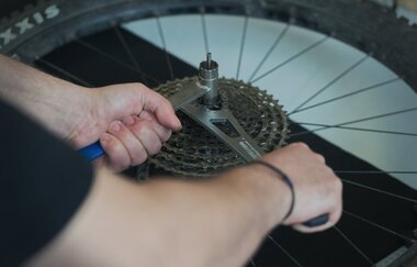 Radwerk Hall GmbH_Fahrradwerkstatt_Reparatur mit Werkzeug | © Radwerk Hall GmbH