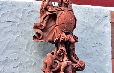Blick auf eine Sandsteinfigur am Rathaus in Freudenberg. | © Liebliches Taubertal